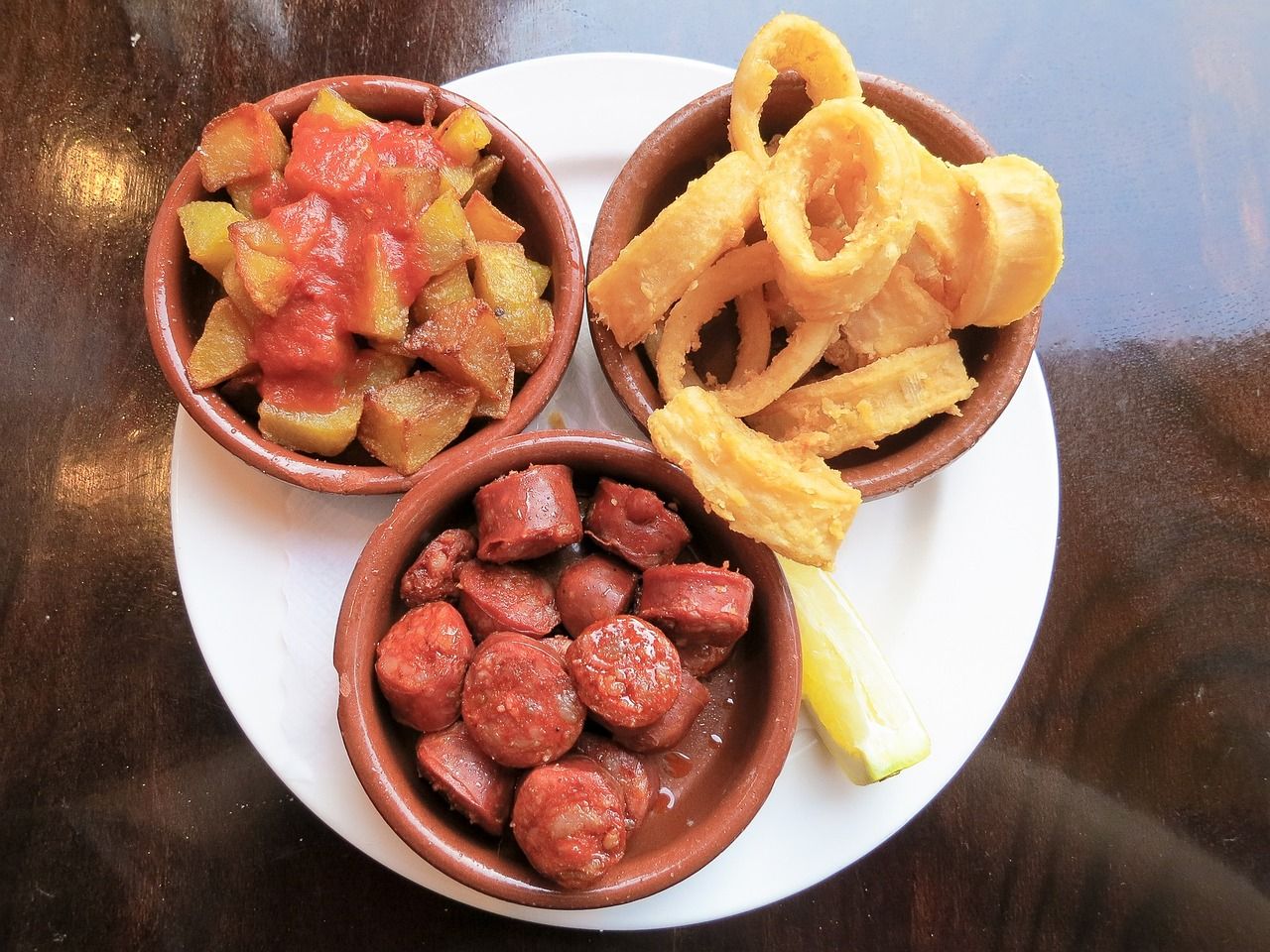 entdecken sie die köstliche welt der spanischen tapas – kleine, vielfältige gerichte, perfekt zum teilen und genießen.